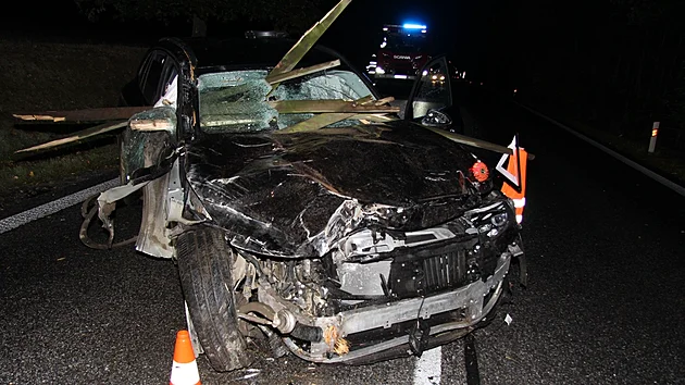 Prkna z pobořen&eacute; ohrady pronikla okny do kabiny vozu. Řidič vyv&aacute;zl bez v&aacute;žn&yacute;ch zraněn&iacute;. (8. ř&iacute;jna 2026)