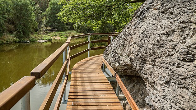 Visutá lávka nad Lužnicí u Bechyně už opět slouží turistům.