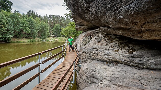 Visutá lávka nad Lužnicí u Bechyně už opět slouží turistům.