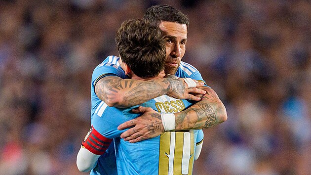 Nicol&aacute;s Otamendi s Lionelem Messim.