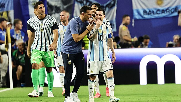 Lionel Messi a tren&eacute;r Lionel Scaloni.