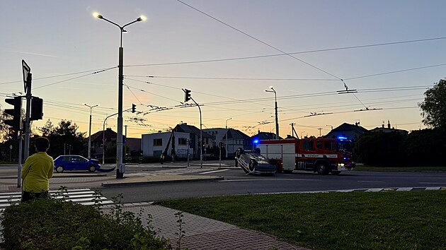 Dopravn&iacute; nehoda komplikovala dopravu na křižovatce ulic Da&scaron;ick&aacute; a Na Dr&aacute;žce. (3. ř&iacute;jna 2026)