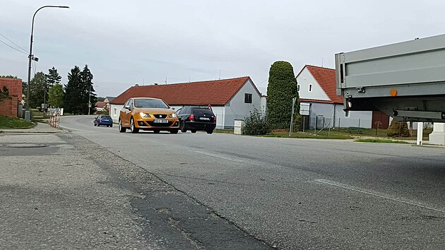 Češnovicemi projížděly denně tisíce a tisíce aut. Od 3. října 2026 je tam mnohem větší klid díky otevření první poloviny obchvatu. Snímek je z 2. října 2026.