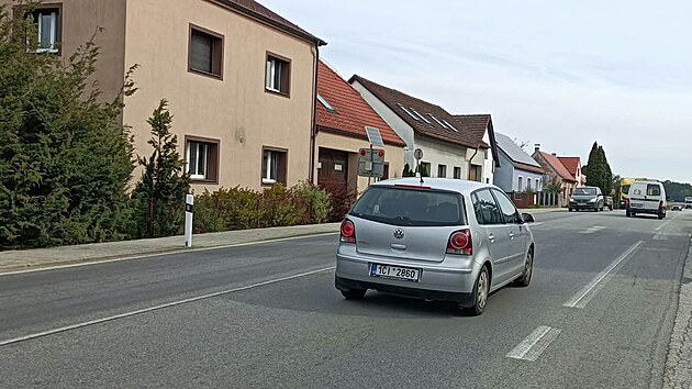 Češnovicemi projížděly denně tisíce a tisíce aut. Od 3. října 2026 je tam mnohem větší klid díky otevření první poloviny obchvatu. Snímek je z 2. října 2026.