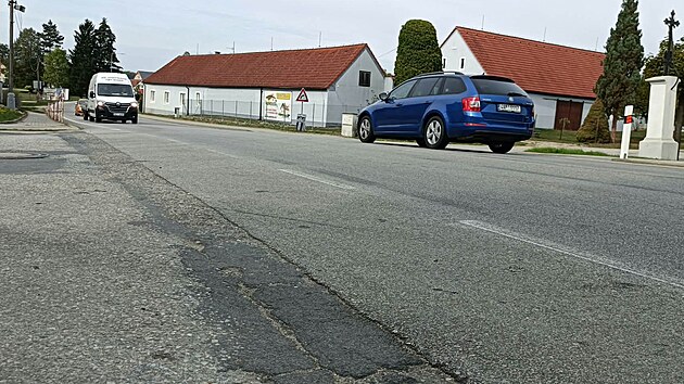 Češnovicemi projížděly denně tisíce a tisíce aut. Od 3. října 2026 je tam mnohem větší klid díky otevření první poloviny obchvatu. Snímek je z 2. října 2026.
