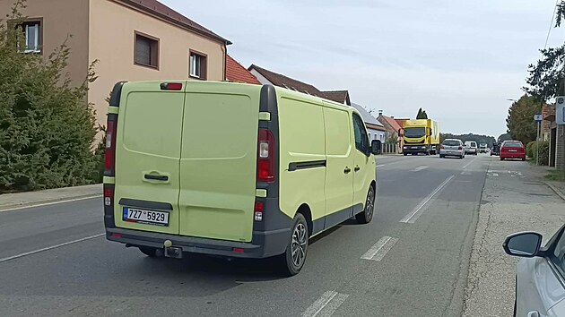 Češnovicemi projížděly denně tisíce a tisíce aut. Od 3. října 2026 je tam mnohem větší klid díky otevření první poloviny obchvatu. Snímek je z 2. října 2026.