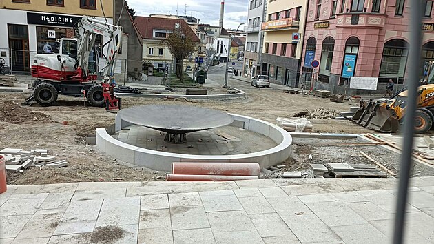 Podoba vodního prvku odkazuje k historii Strakonicka, řece Otavě a rýžování zlata. Součástí díla budou mlžné trysky, které budou rozprašovat jemné kapénky pitné vody. (9. října 2026)