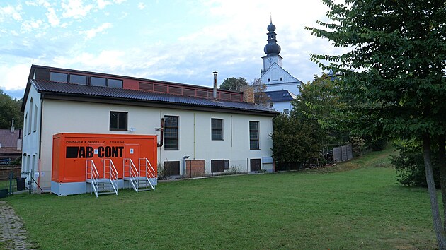 Jednou z největ&scaron;&iacute;ch bolest&iacute; parku jsou chyběj&iacute;c&iacute; stabiln&iacute; toalety. St&aacute;vaj&iacute;c&iacute; provizorium (na sn&iacute;mku) neb&yacute;v&aacute; vždy otevřen&eacute; a řada lid&iacute; nev&iacute;, kde najde kl&iacute;če. (4. ř&iacute;jna 2026)