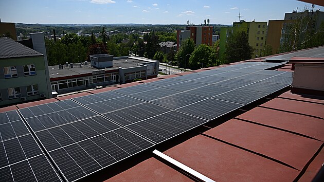 Fotovoltaickými panely jsou pokryté i některé bytovky, třeba na Sídlišti Pražská.
