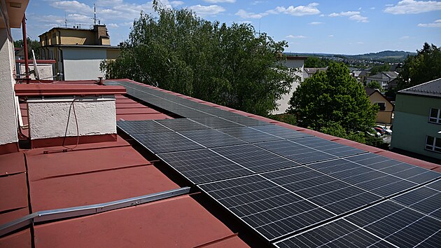 Fotovoltaickými panely jsou pokryté i některé bytovky, třeba na Sídlišti Pražská.