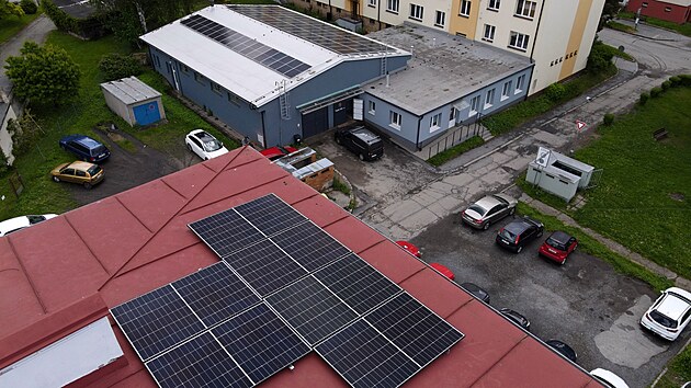 Fotovoltaickými panely jsou pokryté také některé bytovky i provozní budovy, třeba na Sídlišti Pražská.