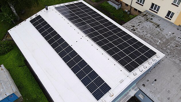 Fotovoltaickými panely jsou pokryté také některé bytovky i provozní budovy, třeba na Sídlišti Pražská.