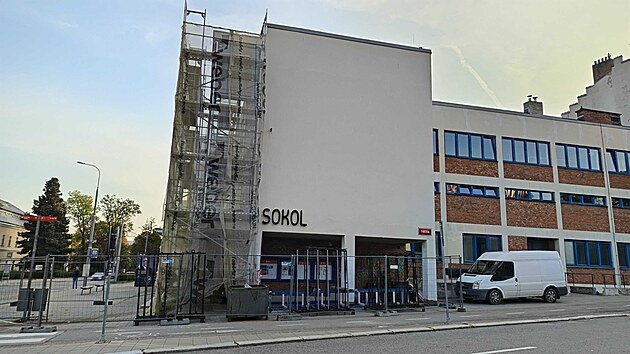 Starou netěsnící konstrukci rizalitu v jihlavské sokolovně nahradila nová prosklená fasáda. Brzy se prostory opraveného schodiště znovu plně otevřou.