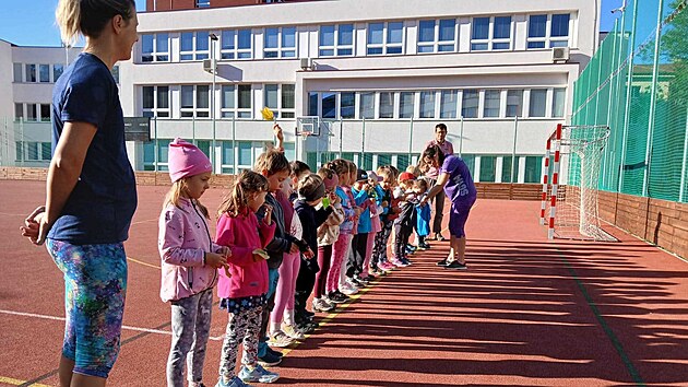 Během aktuálních oprav jihlavské tělocvičny trénovali sokolové v parcích i v okolí Horácké arény, kde k rozcvičce využili venkovní schodiště. Návrat pod střechu se už blíží.