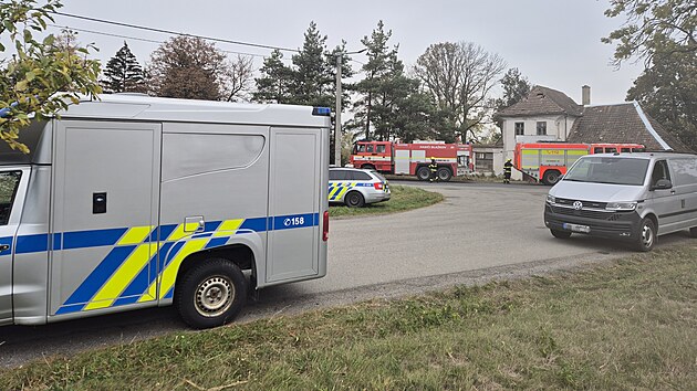Po explozi domu zasahovali v Bukově na Žďársku nejen hasiči a policisté. Na místo musel kvůli nalezeným zbraním i pyrotechnik, případ si převzali kriminalisté.