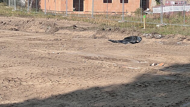 Na m&iacute;stě někdej&scaron;&iacute;ch dragounsk&yacute;ch kas&aacute;ren v Postoloprtech na Lounsku, kde se po skončen&iacute; druh&eacute; světov&eacute; v&aacute;lky odehr&aacute;lo masov&eacute; vražděn&iacute; německ&eacute;ho obyvatelstva a nyn&iacute; tam prob&iacute;h&aacute; v&yacute;stavba obytn&eacute; čtvrti, na&scaron;li děln&iacute;ci kostern&iacute; pozůstatky.