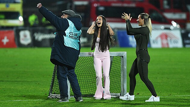 FK Viagem Ústí nad Labem - Opava, 2. fotbalová liga. Ústecké hráče místo dětí doprovodili senioři z domova důchodců v Chabařovicích. A další si zahráli přestávkový fotbálek s moderátorkami.