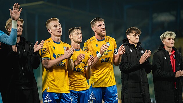 Děkovčka fotbalistů Teplic po přípravě s Drážďany, druhý zleva Jaroslav Harušťák, autor gólu na 2:0.
