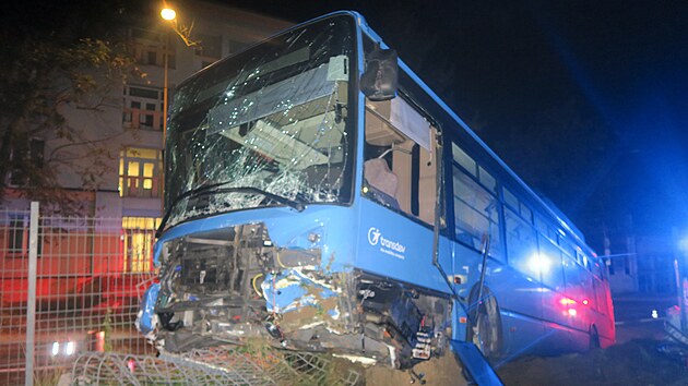 V Hav&iacute;řově - &Scaron;umbarku se ve středu ve čtyři r&aacute;no srazil autobus s n&aacute;klaď&aacute;kem. (7. 10. 2026)