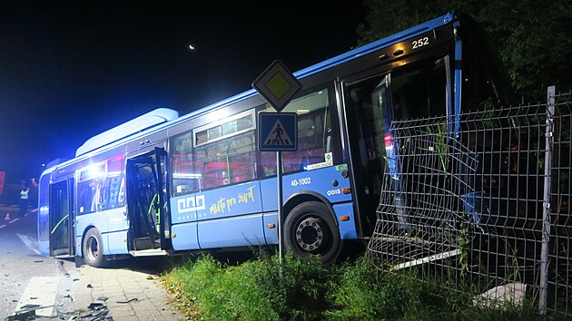 V Hav&iacute;řově - &Scaron;umbarku se ve středu ve čtyři r&aacute;no srazil autobus s n&aacute;klaď&aacute;kem. (7. 10. 2026)