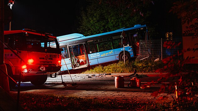 V Havířově- Šumbarku se ve středu ve čtyři hodiny ráno srazil autobus s náklaďákem. (7. 10. 2026)