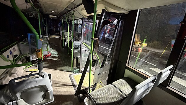 V Hav&iacute;řově- &Scaron;umbarku se ve středu ve čtyři hodiny r&aacute;no srazil autobus s n&aacute;klaď&aacute;kem. (7. 10. 2026)
