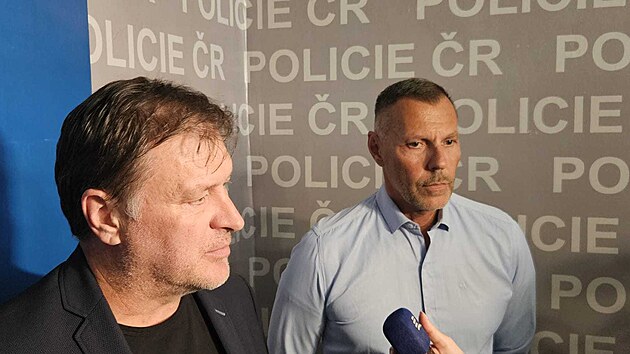 Na brífinku k nálezu mrtvého těla ve Frýdku-Místku vystoupili éf kriminálky Martin Lichý (vlevo) a krajský policejní ředitel Tomá Kuel. (2. 10. 2026)