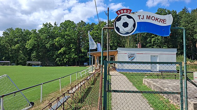 Přes dvě stovky dětí v TJ Mokré využívají pouze letitou budovu u hřiště (1. října 2026).