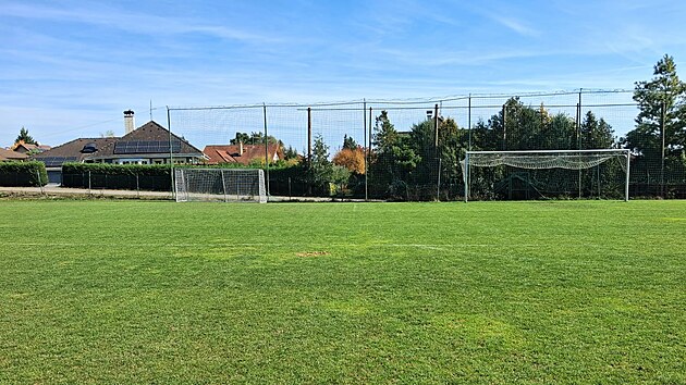 Pohled na hřiště v Mokrém a přilehlé objekty, kam občas létají míče (1. října 2026)