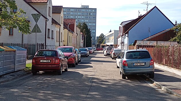 Buzuluck&aacute; ulice u Jihočesk&eacute; univerzity b&yacute;v&aacute; pln&aacute; aut. Sotva projedou osobn&iacute; vozy (8. ř&iacute;jna 2026).