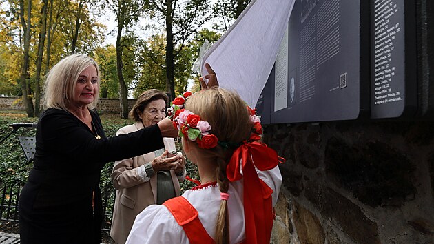 Odhalení Rodinného alba na místě hromadného hrobu žen z koncentračního tábora Svatava.