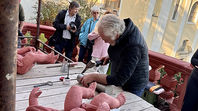 Restaurátor Jiří Pavlík připravuje časovou kapsli k uložení.
