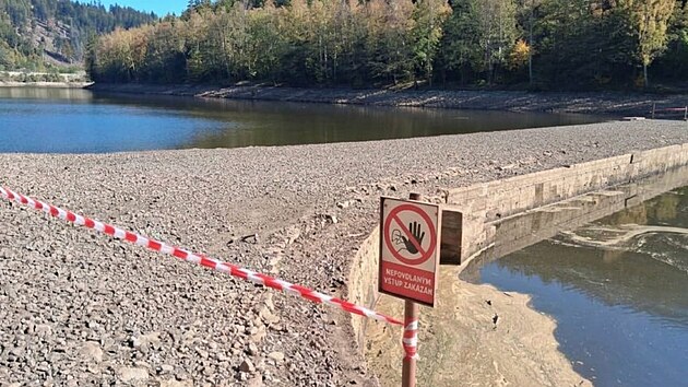 S ohledem na bezpečnost turistů zak&aacute;zali pracovn&iacute;ci Povod&iacute; Ohře vstup na historick&yacute; most, kter&yacute; v přehradě Březov&aacute; odhalilo leto&scaron;n&iacute; sucho.