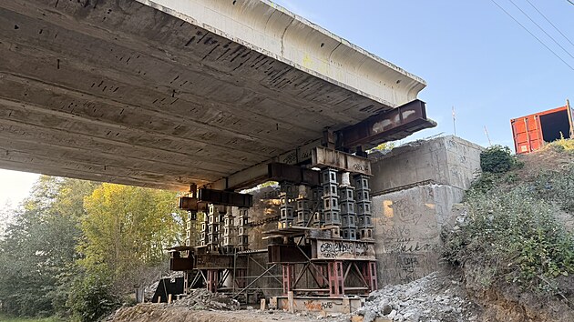 Oprava mostu mezi Vintířovem a Vřesovou potrvá déle, než si správce komunikace myslel.