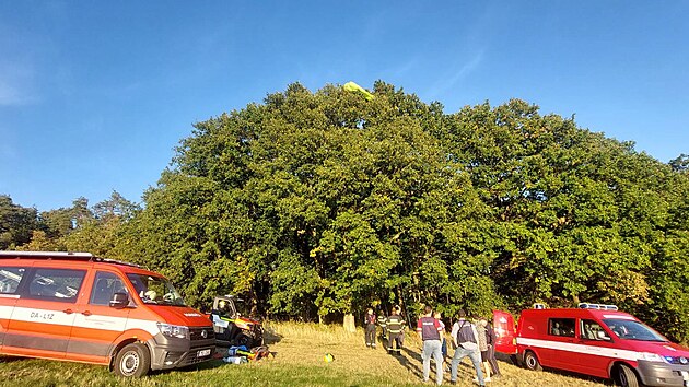 Paraglidista uvázl u Hranic na Přerovsku na stromě, z patnáctimetrové výšky ho museli sundat hasiči.