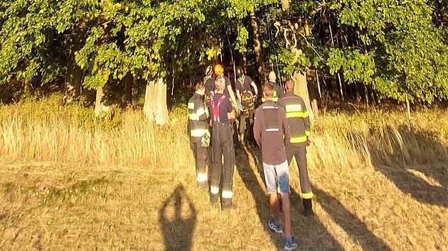 Paraglidista uvázl u Hranic na Přerovsku na stromě, z patnáctimetrové výšky ho museli sundat hasiči.