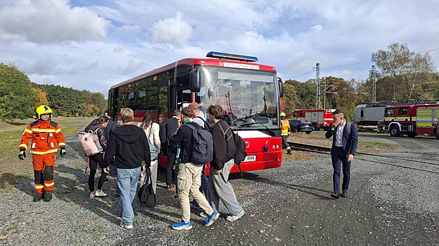 Rychl&iacute;k najel v Olomouci na kus zved&aacute;ku lež&iacute;c&iacute; v koleji&scaron;ti. V&iacute;ce než 160 cestuj&iacute;c&iacute;ch museli hasiči evakuovat a přev&eacute;zt autobusy zpět na tamn&iacute; hlavn&iacute; n&aacute;draž&iacute;.