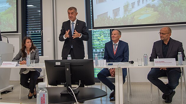 Tiskov&eacute; konference k představen&iacute; koncepce dětsk&eacute; psychiatrick&eacute; p&eacute;če ve Fakultn&iacute; nemocnici Olomouc se z&uacute;častnil mimo jin&eacute; premi&eacute;r Andrej Babi&scaron; (druh&yacute; zleva) či ředitel nemocnice Roman Havl&iacute;k (druh&yacute; zprava). (2. ř&iacute;jna 2026)