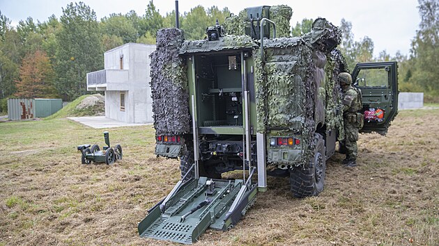 Cvičen&iacute; Moravian Lance ve vojensk&eacute;m &uacute;jezdu Libav&aacute; mimo jin&eacute; prověřuje, jak mohou nov&eacute; technologie obst&aacute;t v podm&iacute;nk&aacute;ch modern&iacute;ho boji&scaron;tě. Vůz na sn&iacute;mku um&iacute; v př&iacute;padě potřeby vypustit robotick&eacute;ho průzkumn&iacute;ka.