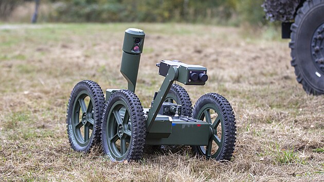 Cvičen&iacute; Moravian Lance ve vojensk&eacute;m &uacute;jezdu Libav&aacute; mimo jin&eacute; prověřuje, jak mohou nov&eacute; technologie obst&aacute;t v podm&iacute;nk&aacute;ch modern&iacute;ho boji&scaron;tě. Na sn&iacute;mku z vozu vypu&scaron;těn&yacute; robotick&yacute; průzkumn&iacute;k.