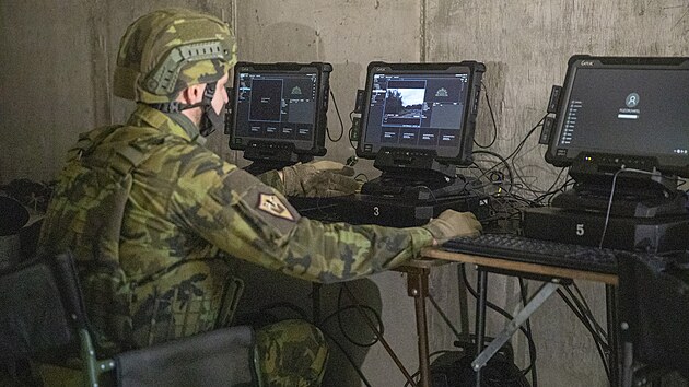 Cvičen&iacute; Moravian Lance ve vojensk&eacute;m &uacute;jezdu Libav&aacute; mimo jin&eacute; prověřuje, jak mohou nov&eacute; technologie obst&aacute;t v podm&iacute;nk&aacute;ch modern&iacute;ho boji&scaron;tě a ve spolupr&aacute;ci s tradičn&iacute; technikou včetně t&eacute; obrněn&eacute;.