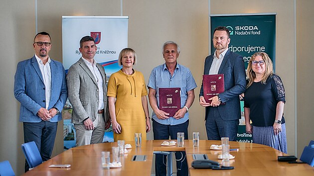 Starosta Rychnova nad Kněžnou Jan Skořepa (uprostřed) a nístostarostka Dana Spejchalová (vlevo) při podpisu memoranda se zástupci Nadačního fondu Škoda Auto.
