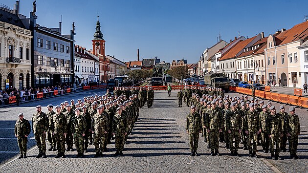 Z armádního praporu je pluk. Slavnostní nástup u příležitosti vzniku Pluku podpory nasaditelných sil. (6. října 2026)