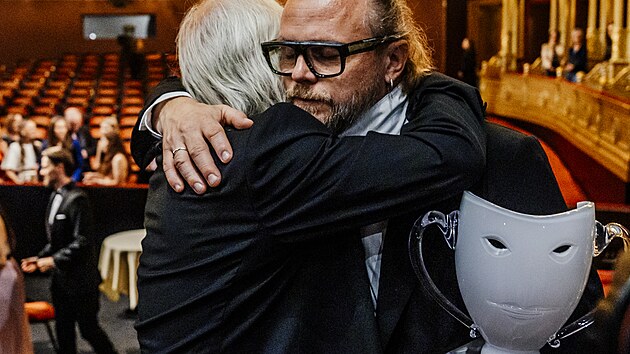 Rosťa Novák přijímá gratulace od svého otce (3. října 2026).