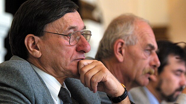 Architekt Zdeněk Va&scaron;ata (ČSSD) působil coby radn&iacute; i člen zastupitelstva Hradce Kr&aacute;lov&eacute; v letech 1998 až 2002. Sn&iacute;mek je z ledna 2002, v pozad&iacute; zastupitel Jiř&iacute; Nosek (ČSSD).