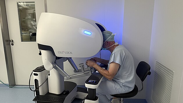 Hlavn&iacute;m akt&eacute;rem robotick&eacute; operace je l&eacute;kař ovl&aacute;daj&iacute;c&iacute; cel&yacute; syst&eacute;m. V nemocnici v N&aacute;chodě takto už operuj&iacute; od z&aacute;ř&iacute; 2026.