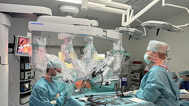 V nemocnici v N&aacute;chodě l&eacute;kaři začali operovat s robotem.