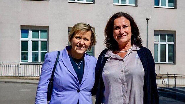 Jana Mračkov&aacute; Vildumetzov&aacute; (ANO) s prim&aacute;řkou Zuzanou Chovancovou, kter&aacute; kandiduje jako bezpartijn&iacute; za ANO do Sen&aacute;tu v Trutnově.