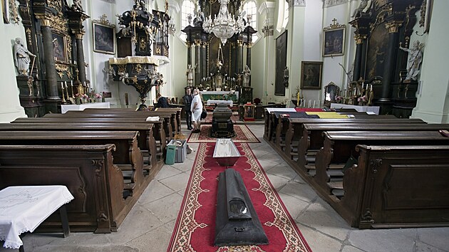 Do kostela sv. Jana Křtitele ve Městě Touškově na Plzeňsku přivezli archeologové ze Západočeského muzea ostatky barona Jana Antonína Starcka (1808-1883), které byly předmětem antropologického výzkumu. V kostele je uložili do restaurované historické rakve, uzavřeli ji a zapečetili. Dovnitř vložili zástupci Města Touškova schránku s poselstvím budoucím generacím. (2. října 2026)