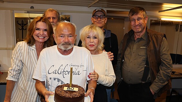 Hana Heřmánková, Petr Pospíchal, Rudolf Hrušínský, Jana Švandová, Josef Carda a Václav Vydra po představení Blbec k večeři (30. září 2026)